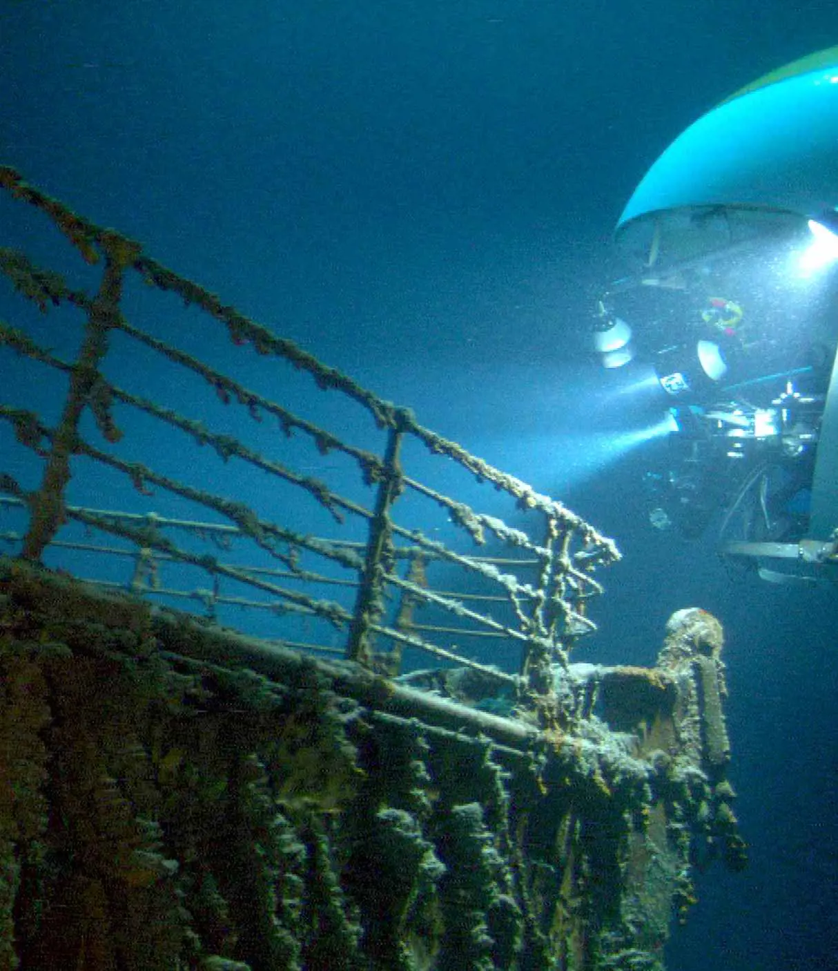 A MIR submersible observing the bow of the Titanic in 2003