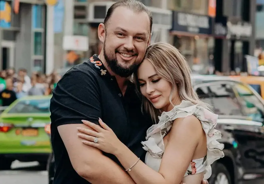 Media entrepreneur Glazers proposed to social media star Hermann in the middle of Times square 