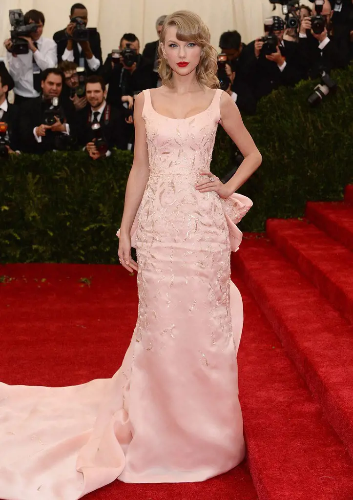 In 2014 Taylor Swift wore one of the most iconic Hollywood style Oscar de la Renta dress ball gown in pale pink
