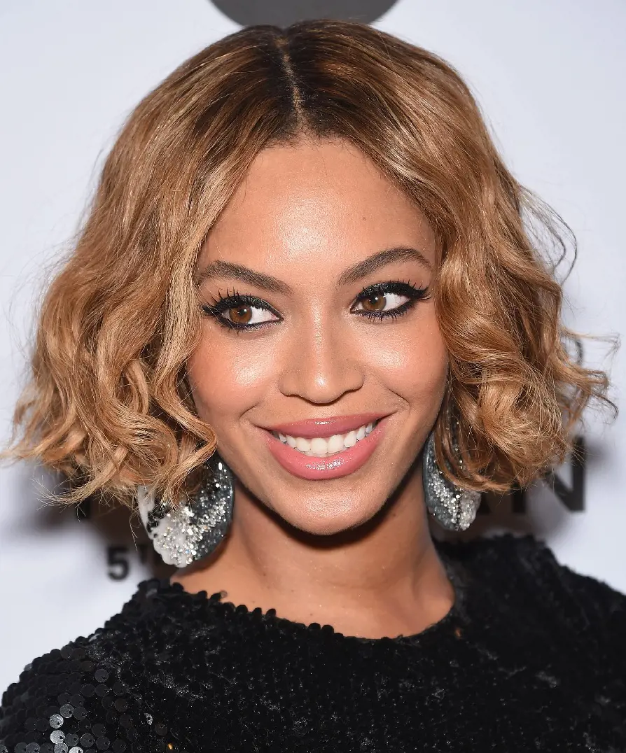 Beyonce beautifully carrying her middle partioned curly bob haircut.