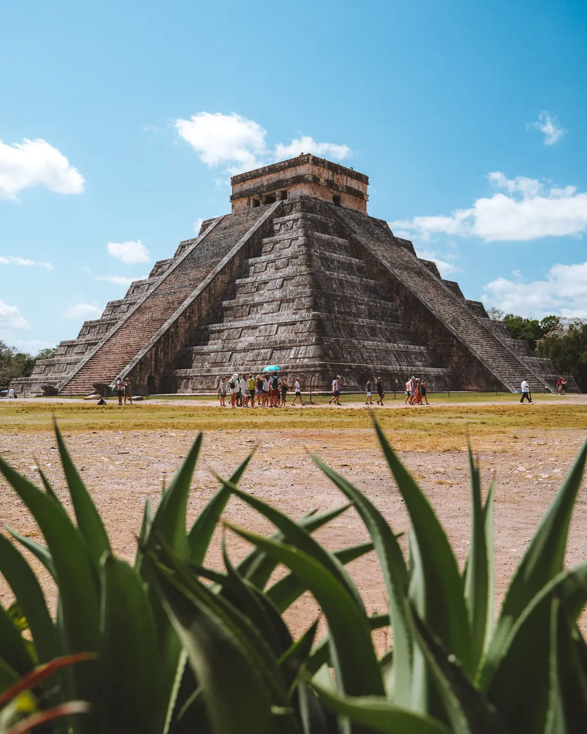 El Castillo is the most famous structure on Chichén Itzá that represents the architecture of the Mayans