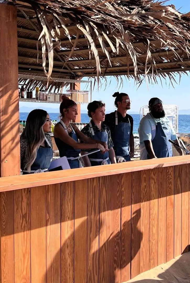 Gordan select Lan, Jourdan, Tony, Caroline, and Aaron from his right side in team blue, who sell street food on the beach to earn higher profit among the three teams