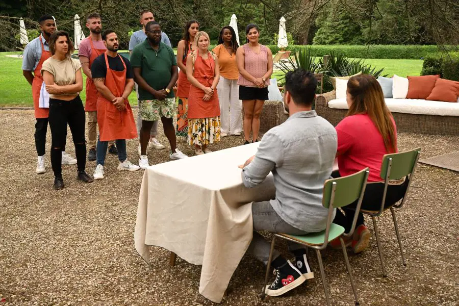 Ten rising chefs enter the Tuscan villa to compete with each other as individuals and in teams showcasing their mastery of Italian cooking