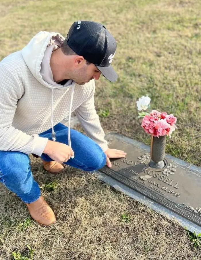 The singer went to see his dad’s headstone a few days before releasing his song 